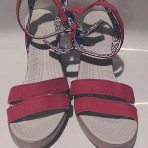 Crocs size 9 Leigh Wedge in Red